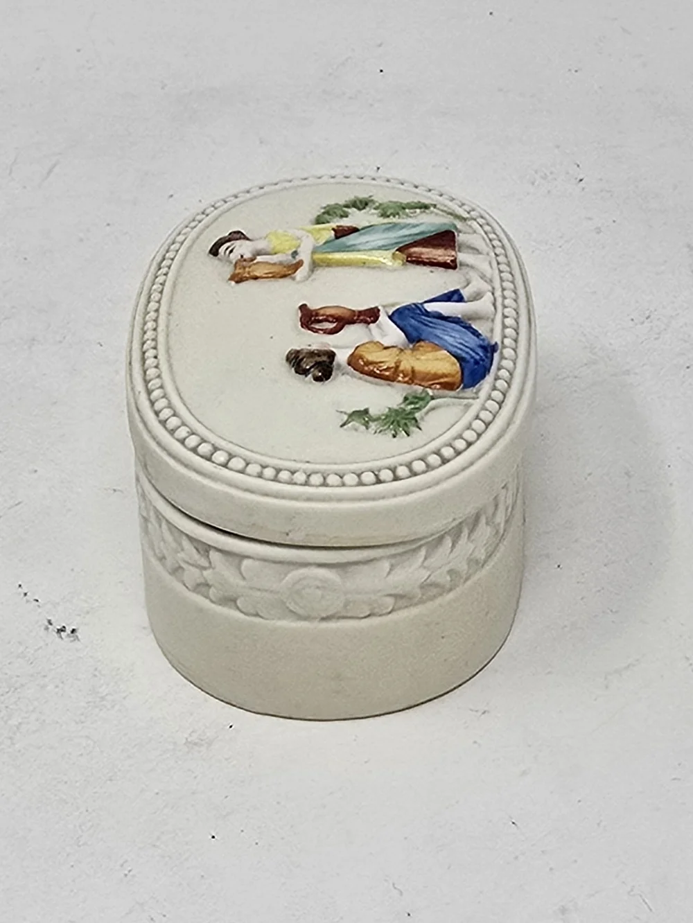 Vtg bisque porcelain lidded trinket vanity box hand‎ painted relief romantic